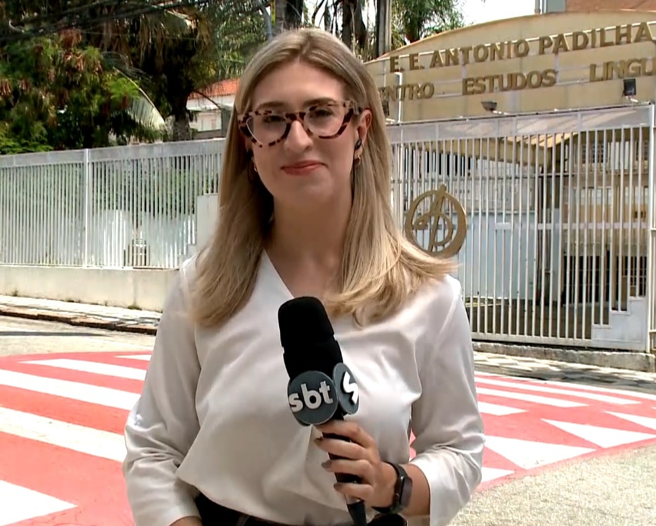 Repórter Nicole Bonentti falando sobre o dia do professor.