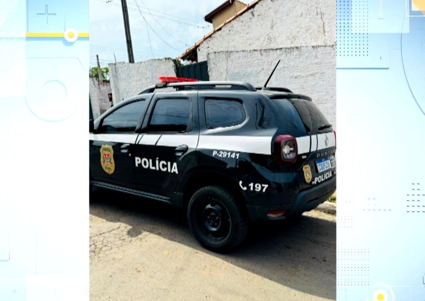 Carro da polícia na frente do local clandestino.