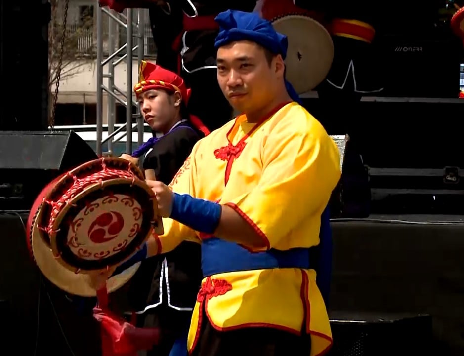 Homem se apresentando no festival japonês.