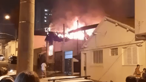 Incêndio em casa no centro de Jundiaí assusta moradores