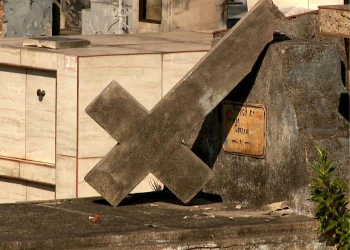 Moradores de Sorocaba reclamam de descuido e furtos no Cemitério da Saudade