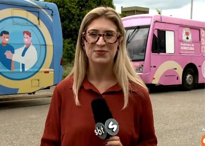 Repórter Nicole Bonentti falando sobre os ônibus azul e rosa em Sorocaba.