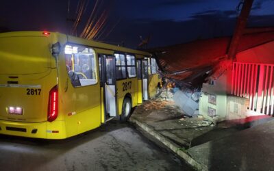 Ônibus invade residência e causa danos em Várzea Paulista