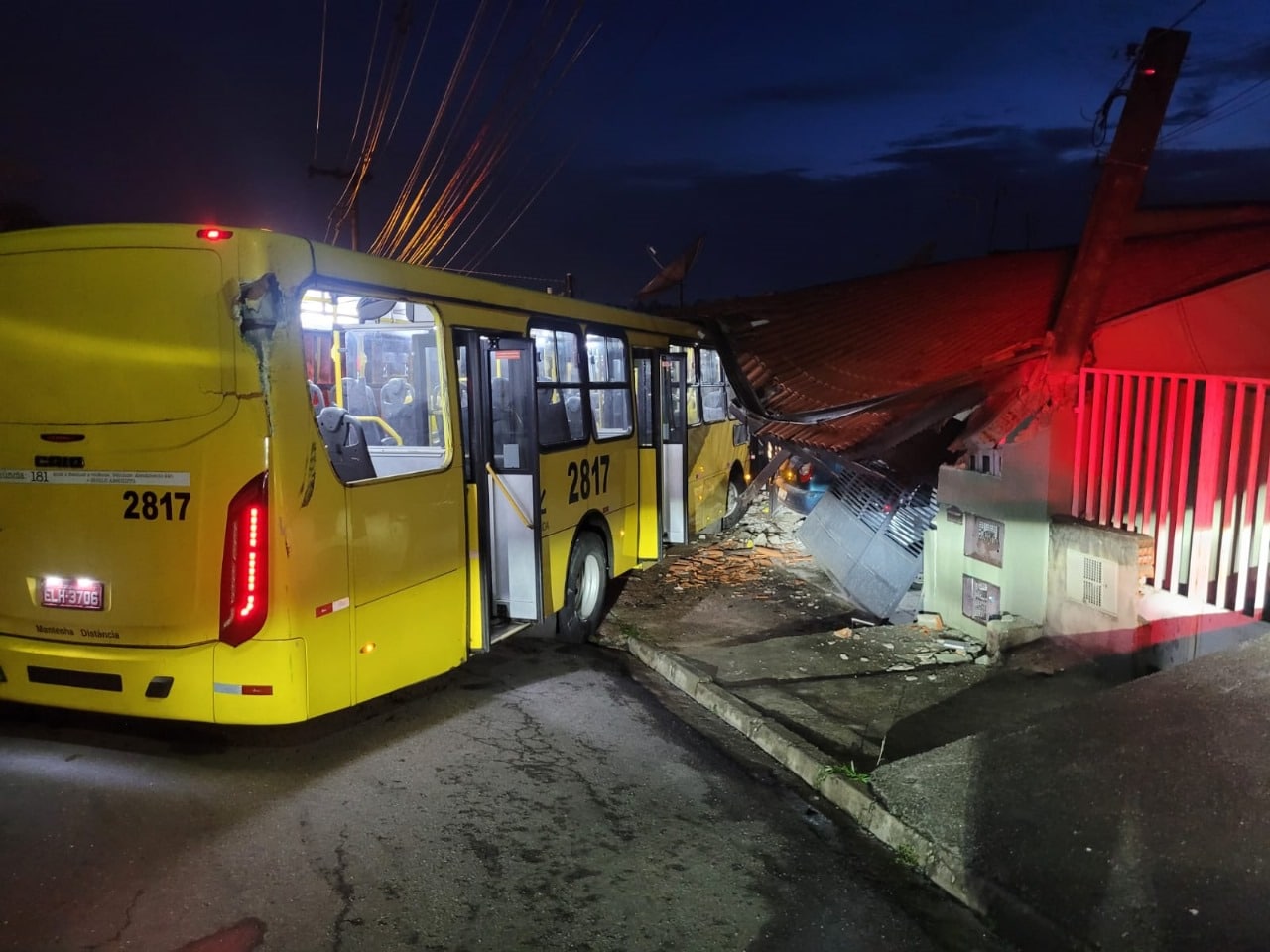 Ônibus invade residência e causa danos a três casas em Várzea Paulista