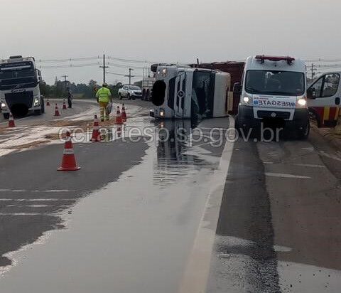 Carreta tomba e interdita Raposo Tavares em Itapetininga