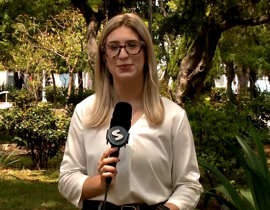 Repórter Nicole Bonentti falando sobre a prevenção contra o câncer de mama.