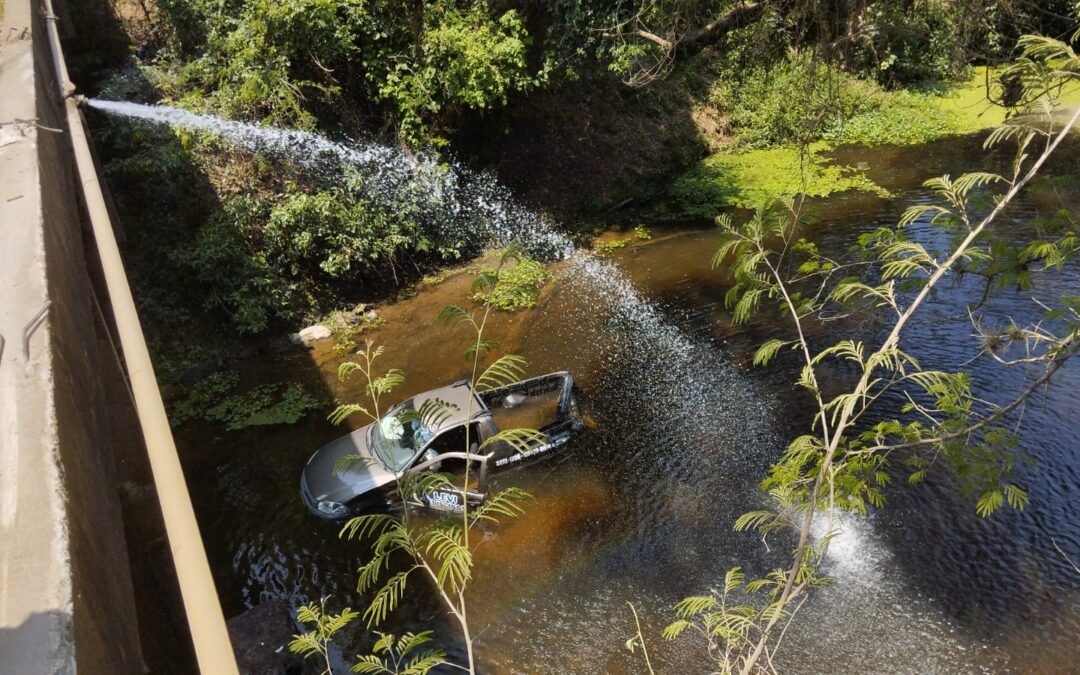 Carro bate em ponte na área rural de Angatuba e despenca em rio