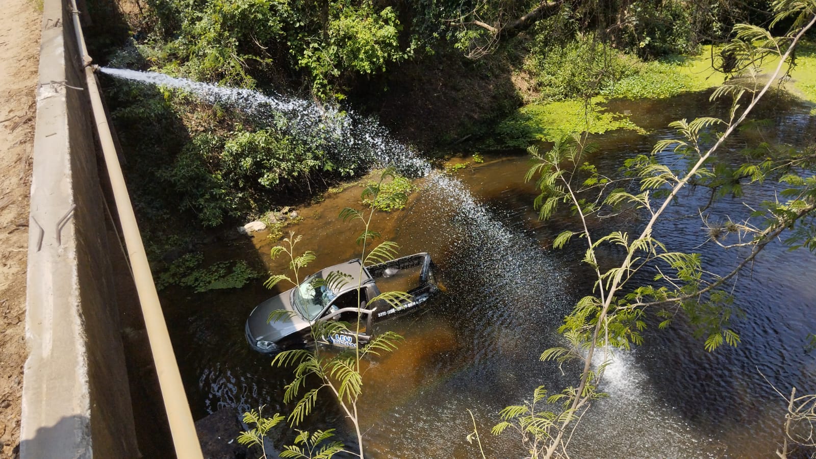 Carro bate em ponte na área rural de Angatuba e despenca em rio