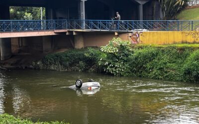 Condutor perde o controle, atropela uma pessoa e cai no Rio Sorocaba