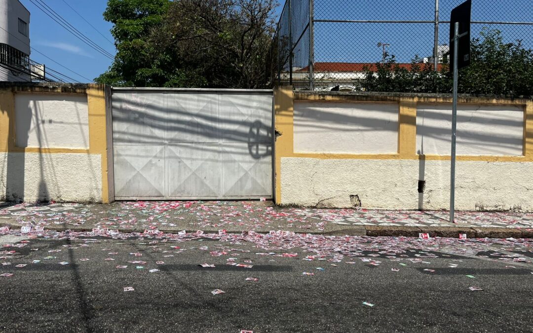 Santinhos são espalhados em diferentes pontos de Sorocaba e Votorantim