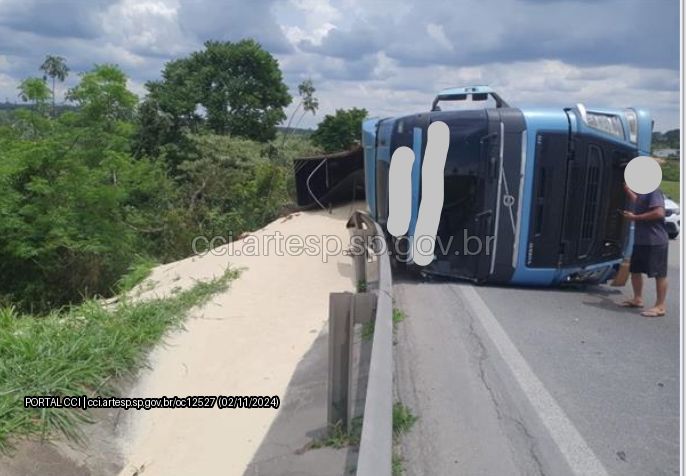 Carreta tombada na Castelinho e interdita faixa e acostamento