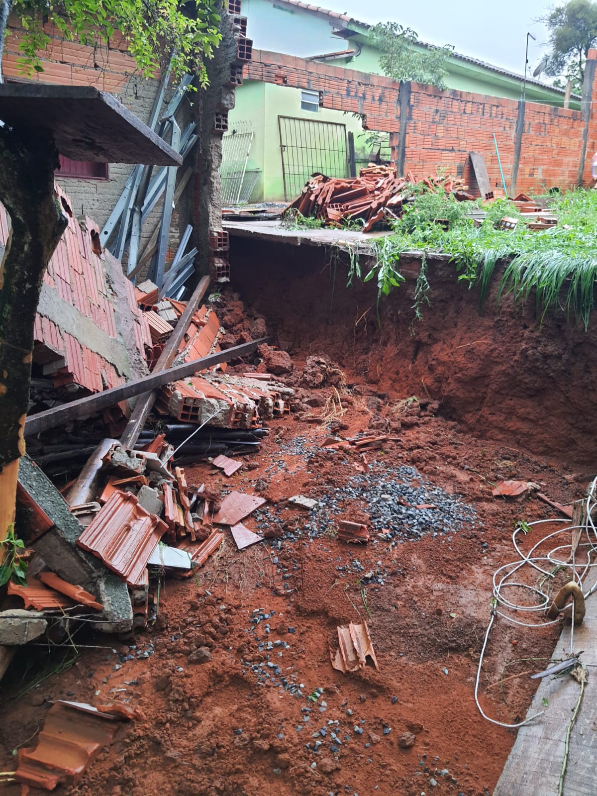 Chuva deixa 100 pessoas desalojadas em Araçoiaba da Serra