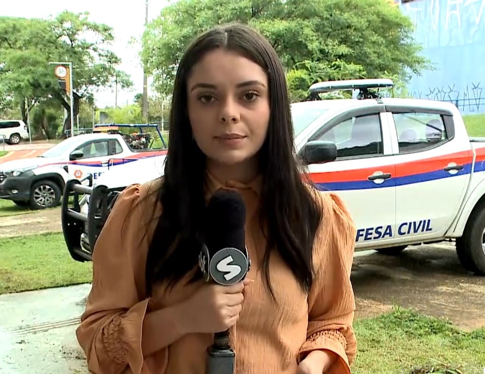 Repórter Fernanda Sena falando sobre as chuvas.