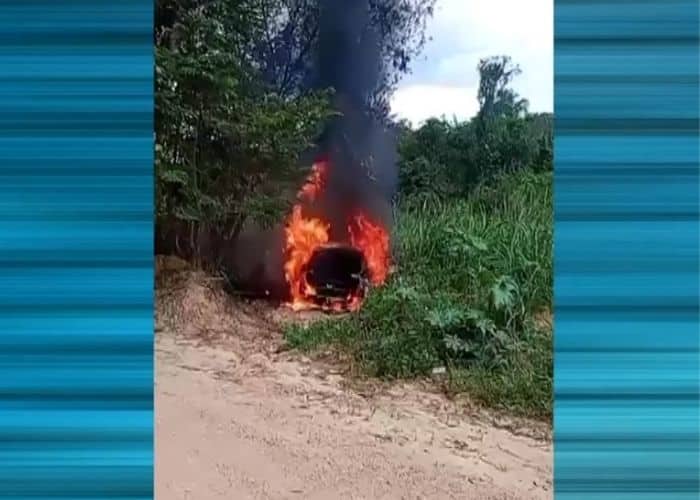 Carro pegando fogo em Itupeva.