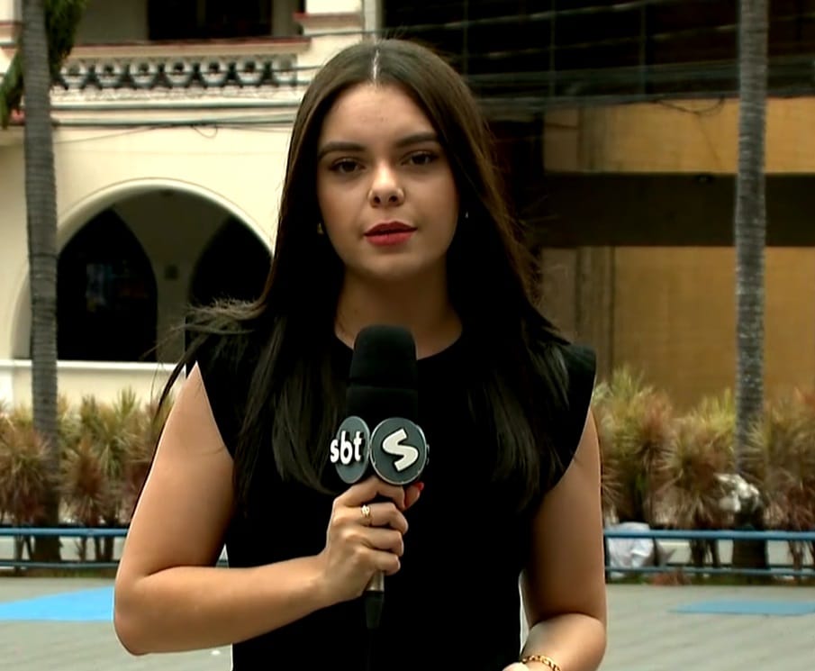 Repórter Fernanda Sena falando sobre.