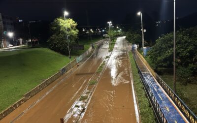 Volta a chover na tarde de sexta-feira e avenida Dom Aguirre é interditada em Sorocaba