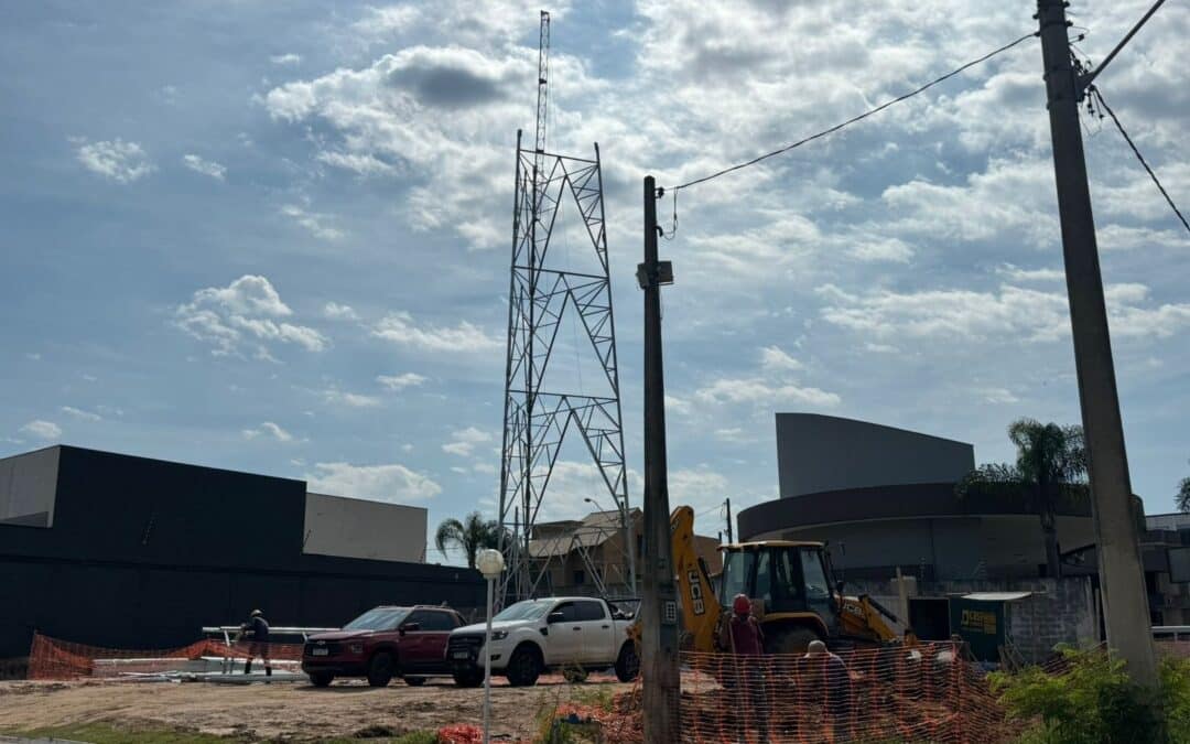 Torre de celular é montada mesmo embargada em Sorocaba