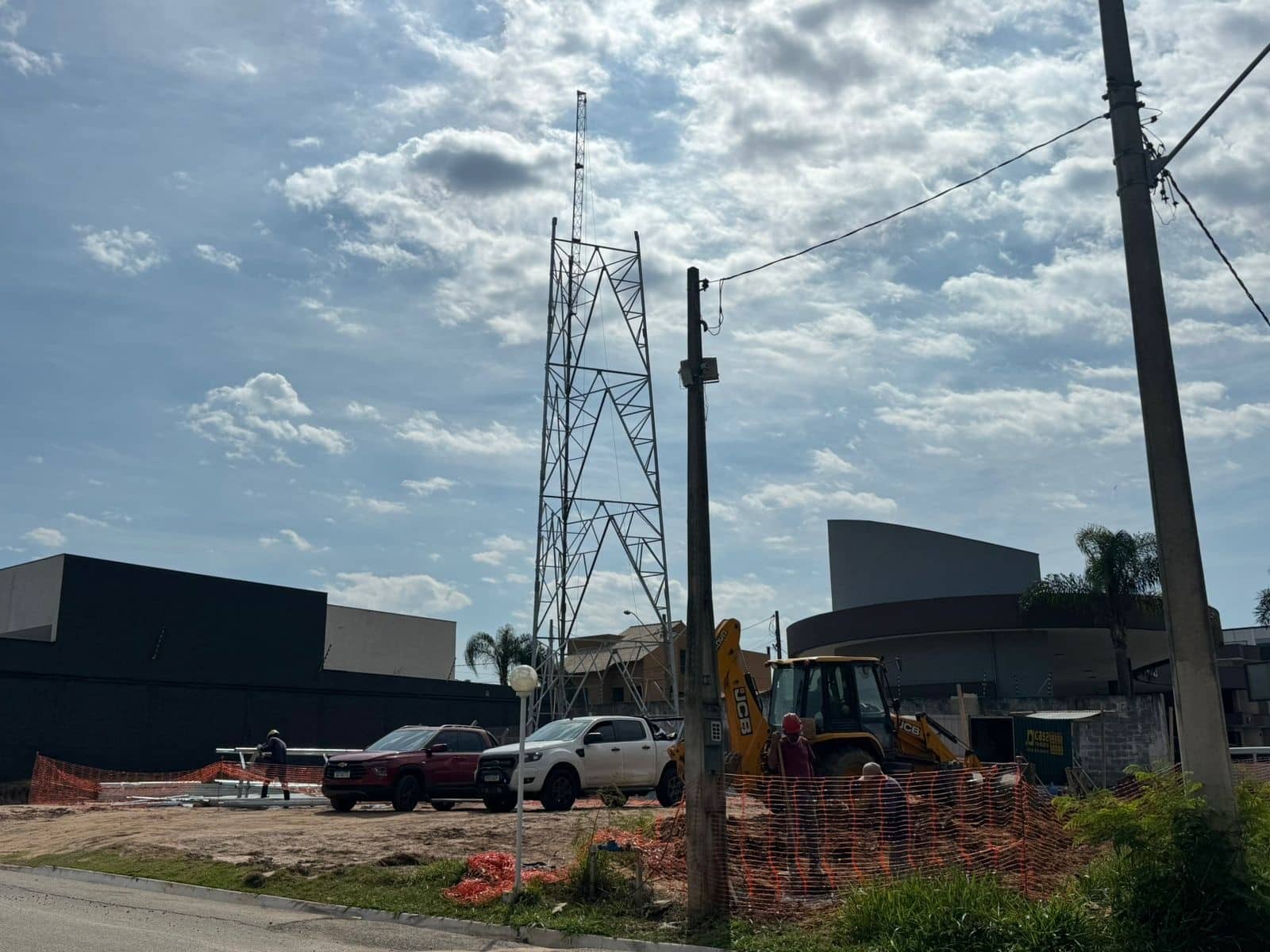 Torre de celular é montada mesmo com obra embargada e multada pela Prefeitura de Sorocaba