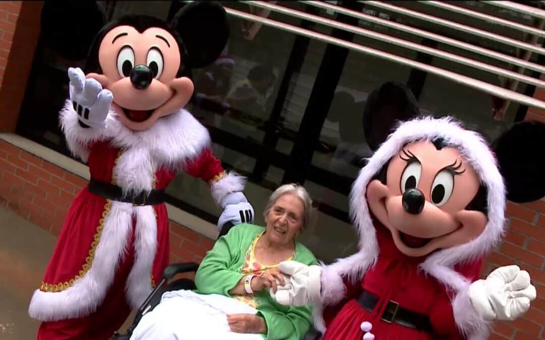 Pacientes de hospital em Sorocaba recebem visita de personagens no espírito natalino