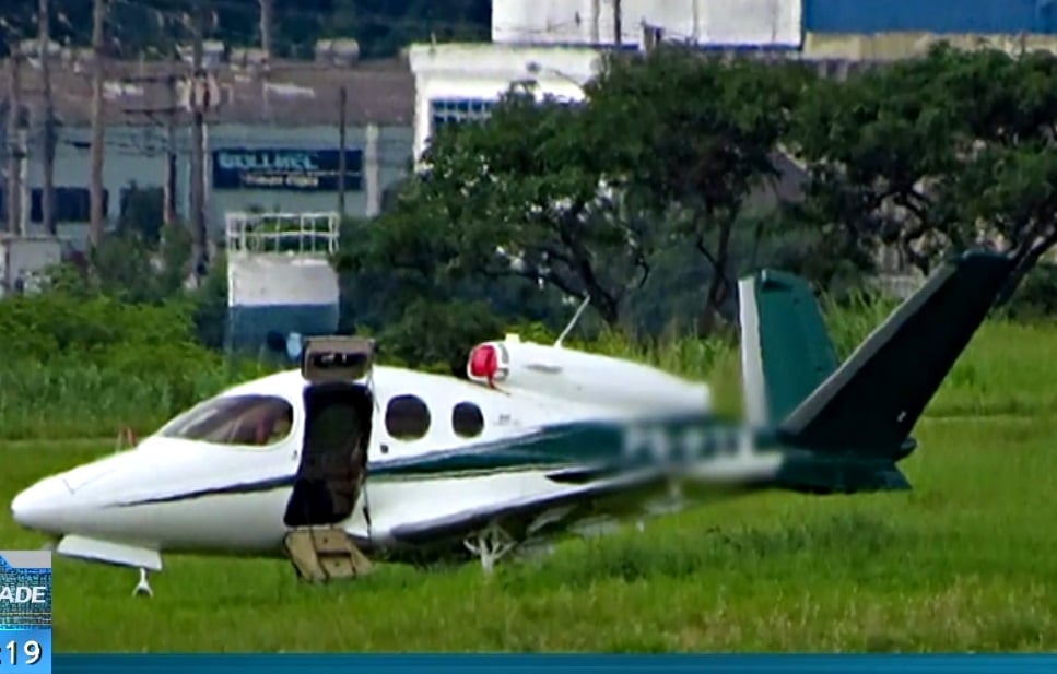 Avião fica preso em pista que cedeu no Aeroporto de Sorocaba