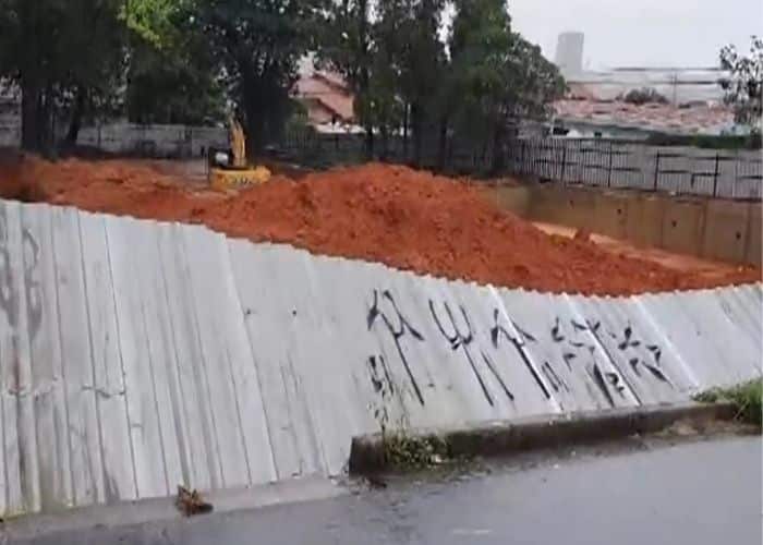 Chuvas causam deslizamento em obra perto de escola no Jardim Santa Rosália