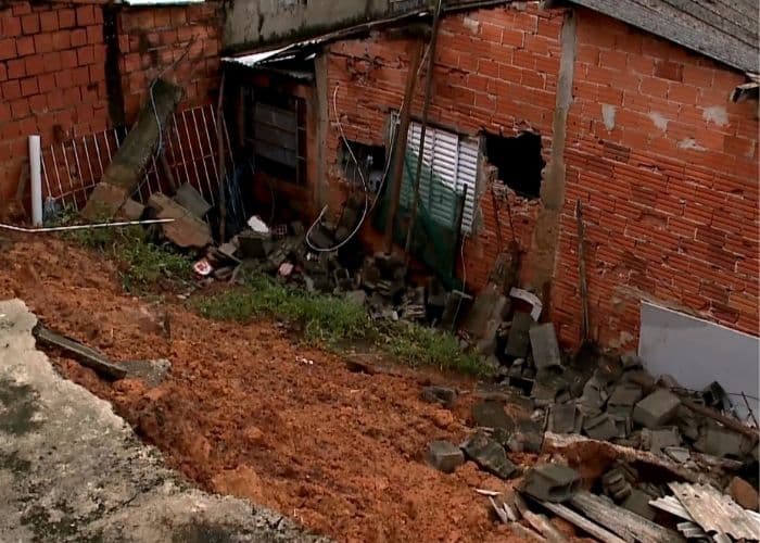 Deslizamento de terra atinge casa durante chuva em Boituva