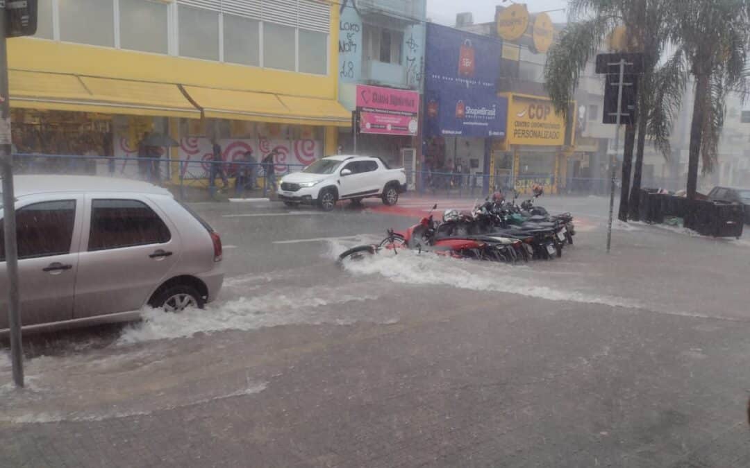 Forte chuva causa alagamentos e transtornos em Sorocaba