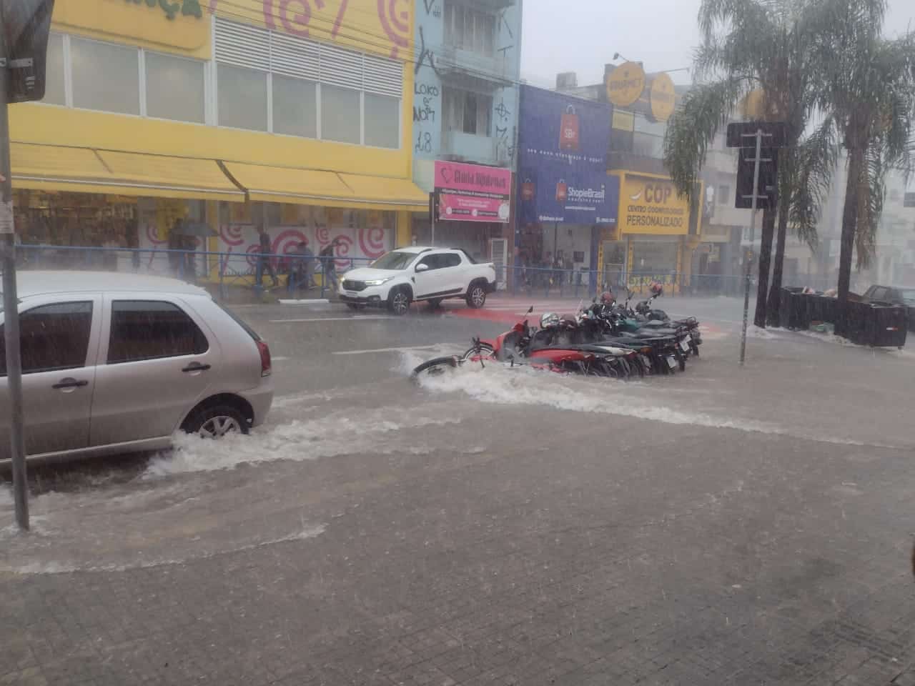 Forte chuva causa alagamentos e transtornos em Sorocaba