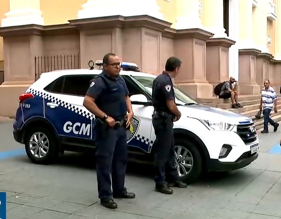 Viatura e policiais da GCM.