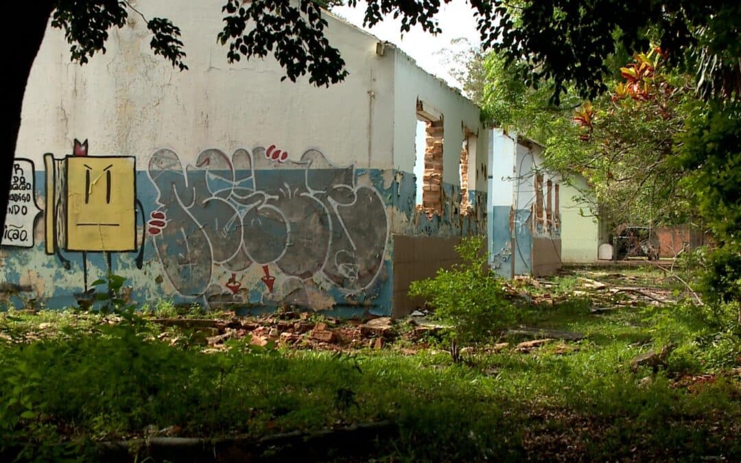 Moradores de Sorocaba reclamam de escola estadual abandonada