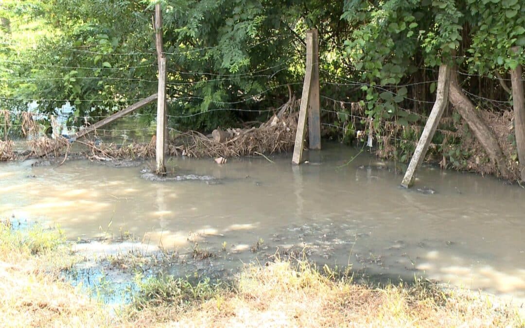 Moradores do Jardim Cruz de Ferro, em Sorocaba, sofrem com vazamento de esgoto