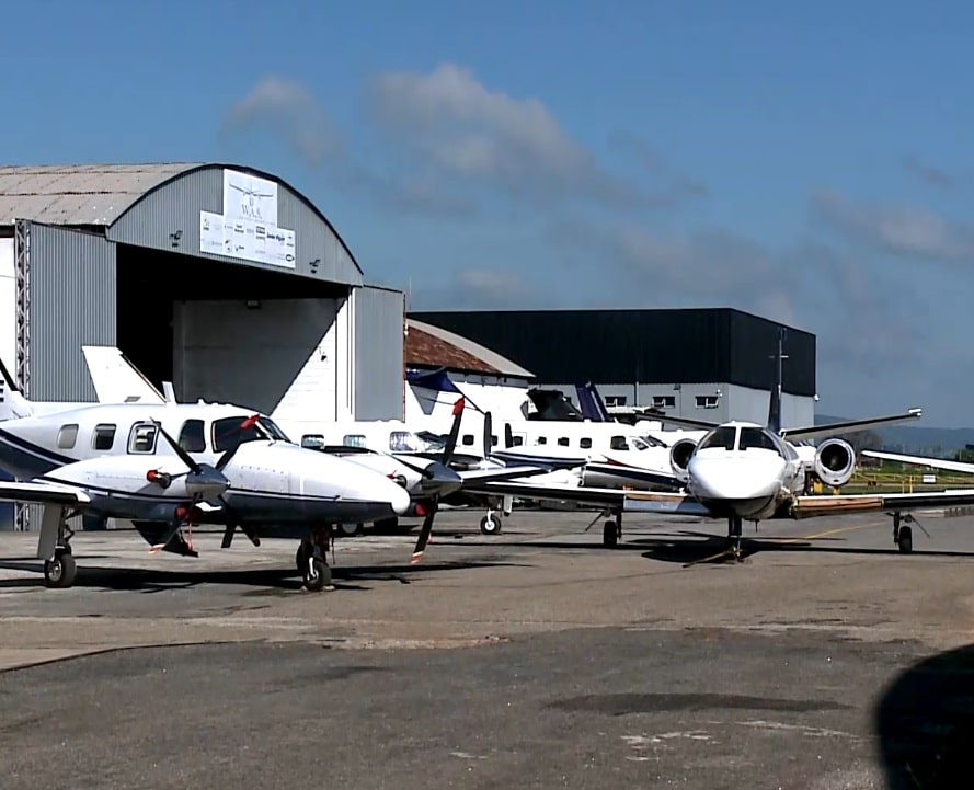 Aviões no aeroporto.