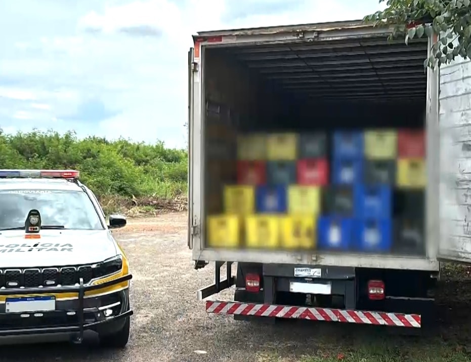 Bebidas falsificadas que foram apreendidas dentro do caminhão.