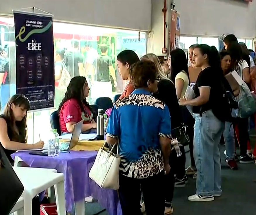 Pessoas no mutirão de emprego.