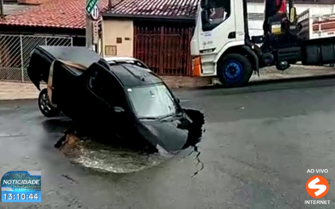 Utilitário cai em cratera após trecho de rua ceder em Sorocaba