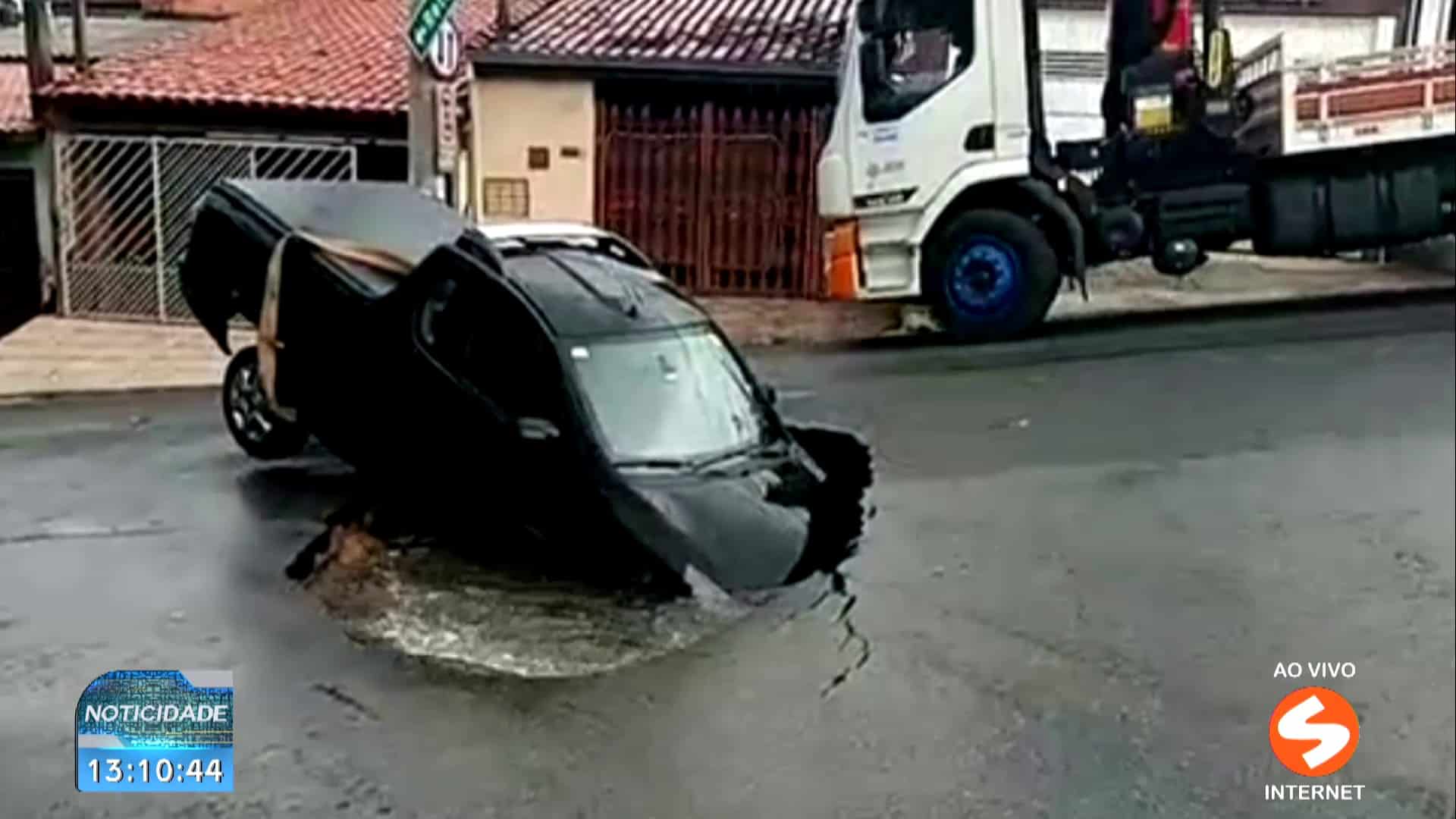 Utilitário cai em cratera após trecho de rua ceder em Sorocaba