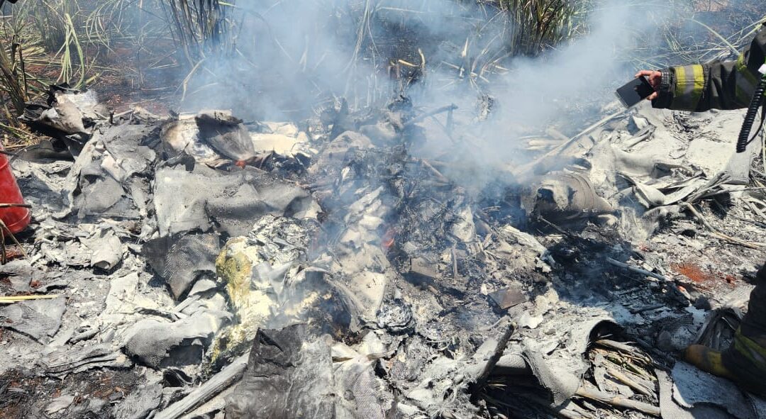 Avião de pequeno porte cai em Quadra (SP); duas pessoas morrem