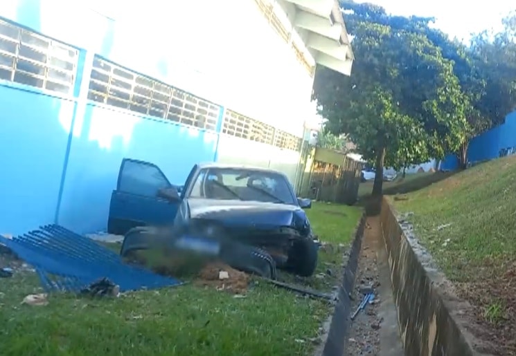 Carro desgovernado invade escola em Sorocaba