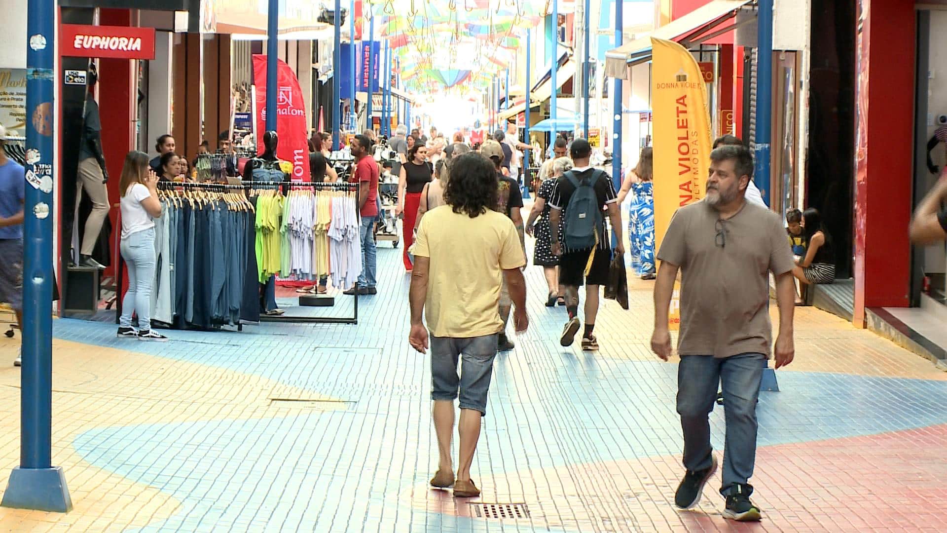 Pessoas no centro da cidade.