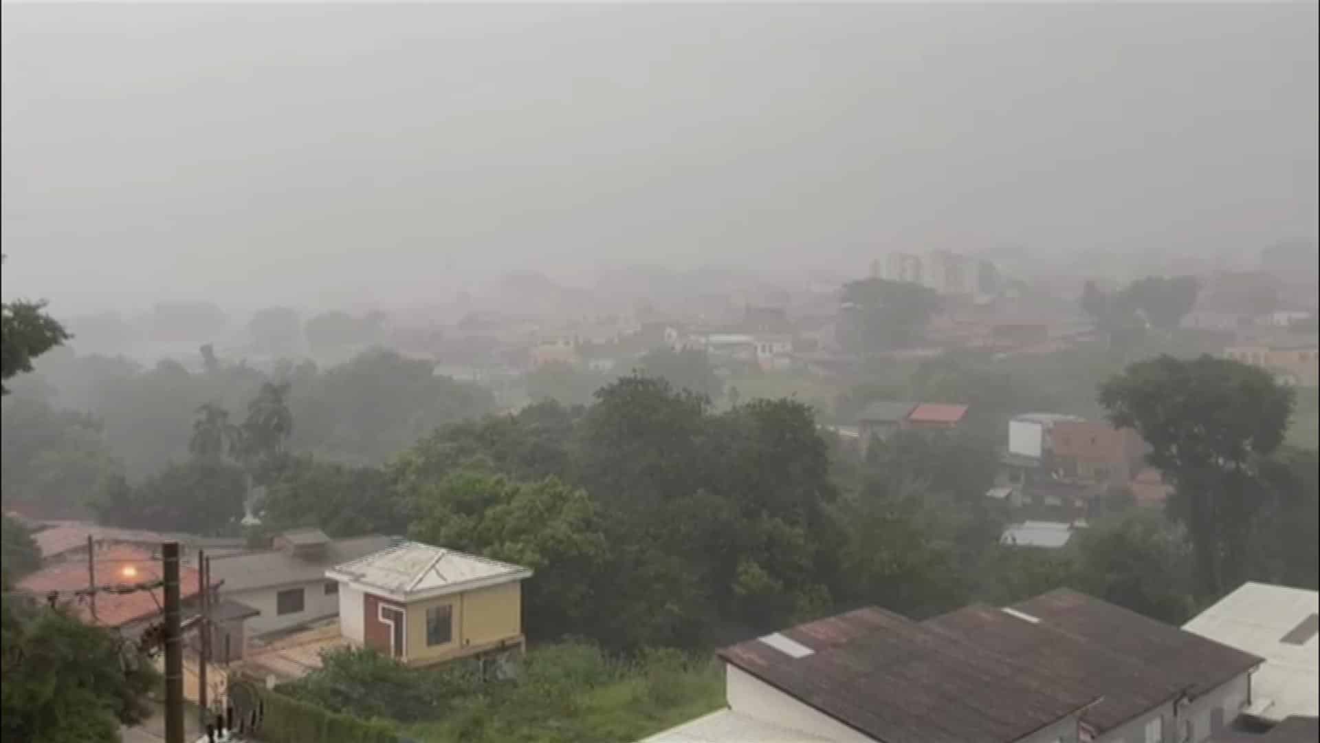 Imagem área da cidade no momento da chuva.