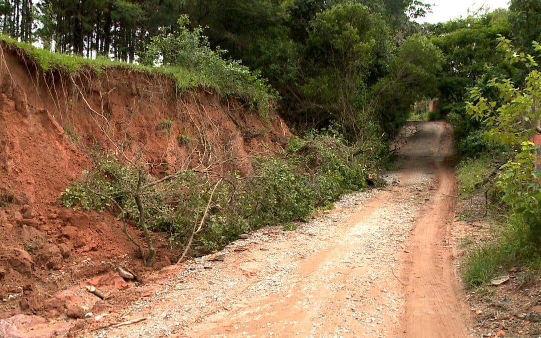 Moradores do bairro Genebra reclamam de estradas esburacadas