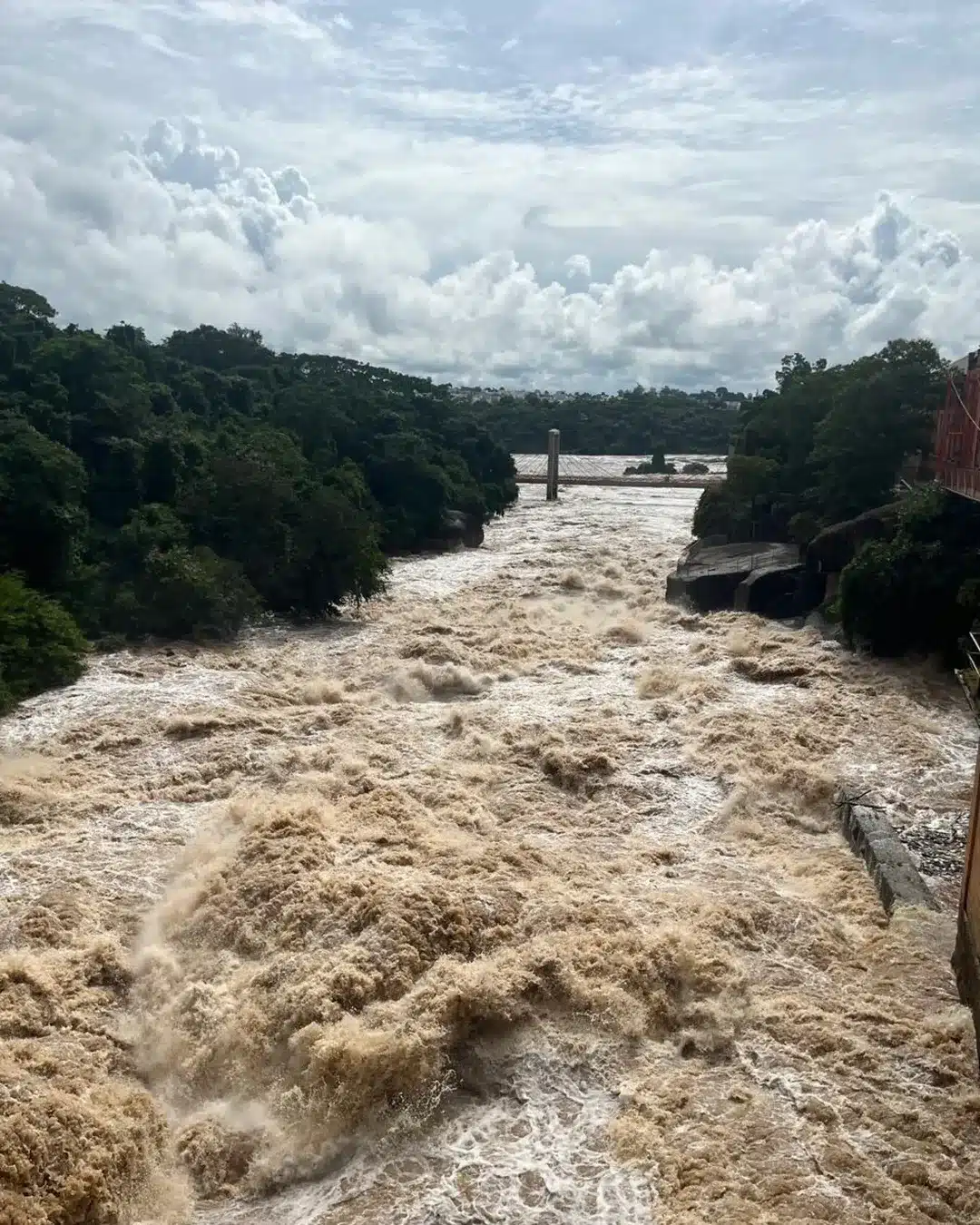 As chuvas que atingiram a região na noite de sábado (1), fez com que o nível do Rio Tietê aumentasse, por isso, a Defesa Civil orientou o encerramento mais cedo do horário de visitação como medida preventiva. Porém, após avaliação na tarde deste domingo (2), o local foi liberado pelo órgão.