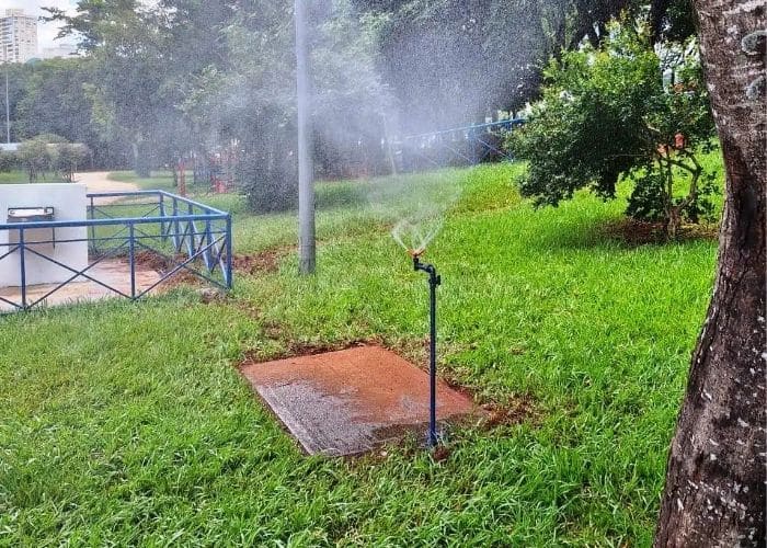 Torneiras borrifadoras de água são instaladas para enfrentar calor em Sorocaba