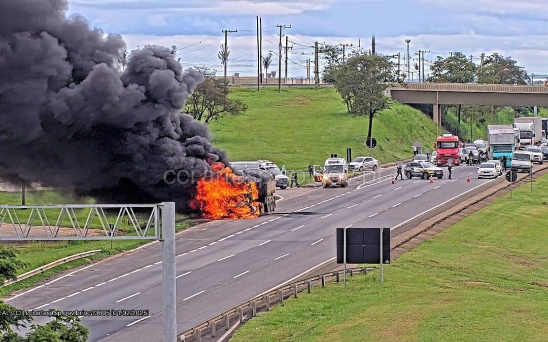 Carreta com 23 toneladas de areia pega fogo na Rodovia Castello Branco, em Itu.