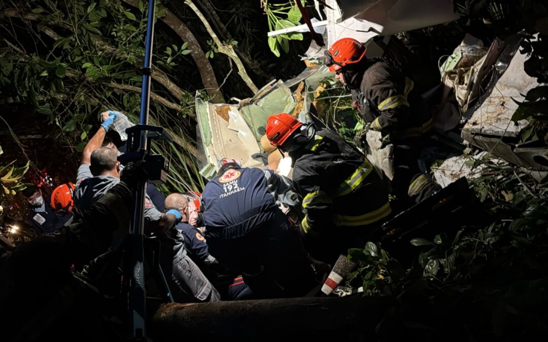 Avião cai entre Itanhaém e Peruíbe e deixa um morto e um ferido