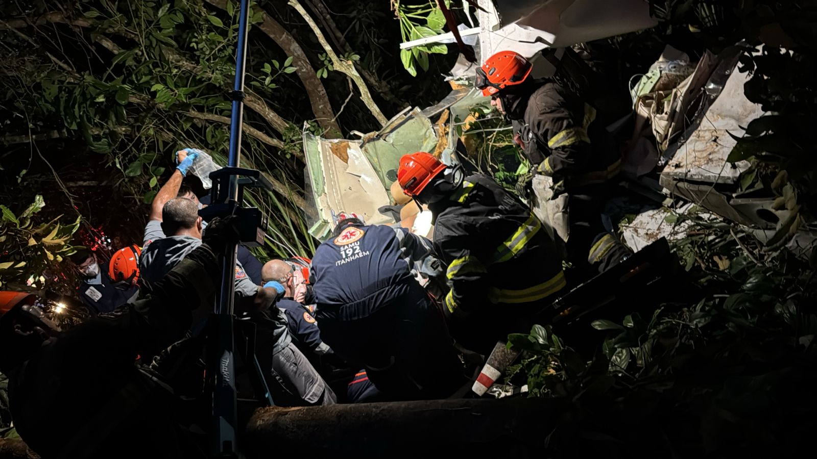 Avião de pequeno porte cai entre Itanhaém e Peruíbe e deixa um morto e um ferido