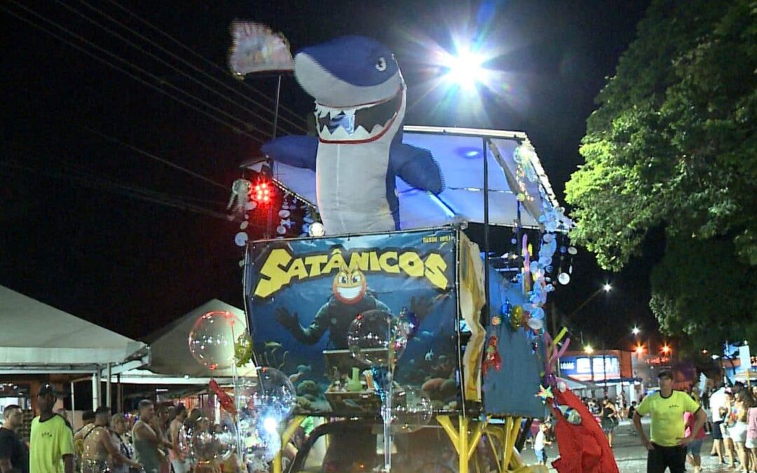 Desfile dos carrões atrai milhares de foliões em Cerquilho