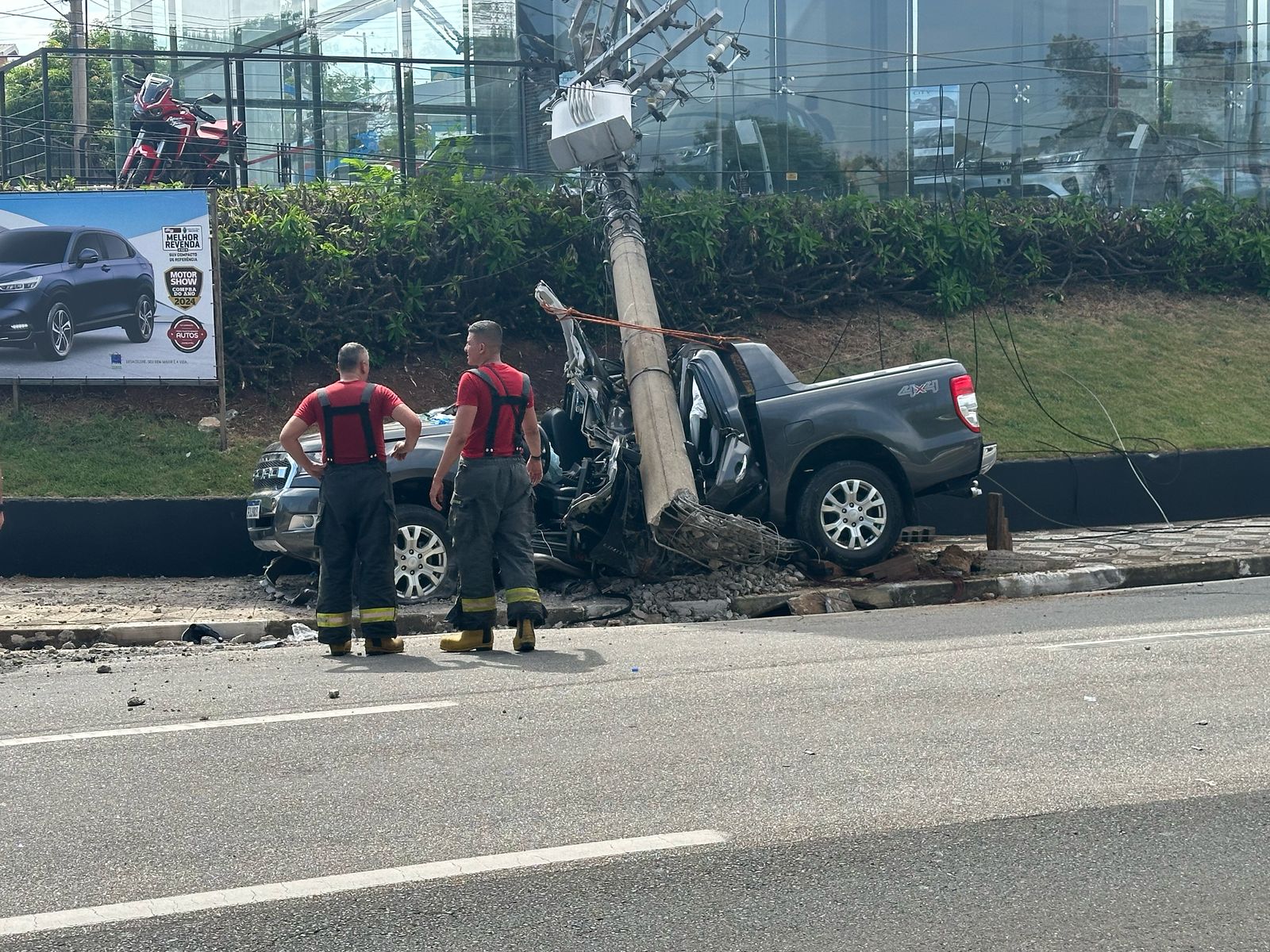 Carro bate em poste na Avenida Dom Aguirre em Sorocaba