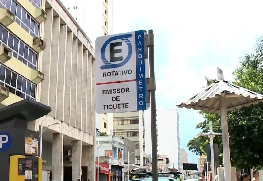 Placa do estacionamento rotativo.