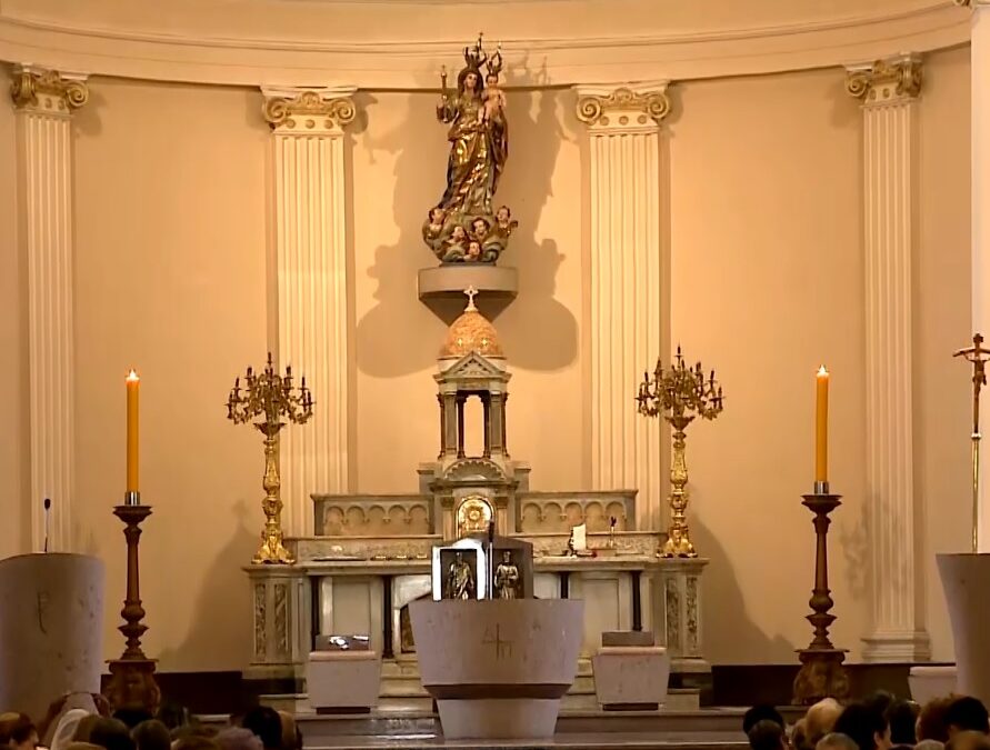 Fiéis católicos lotam a Catedral de Sorocaba na Missa de Cinzas